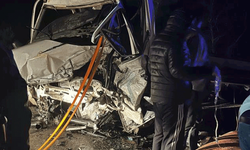 Burdur'da kamyonet ile tır çarpıştı: 2'si ağır 3 yaralı