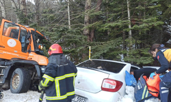 Bursa Uludağ yolunda kar küreme aracı otomobille çarpıştı: 2 yaralı