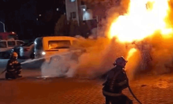 Denizli’de park halindeki araç alev alev yandı