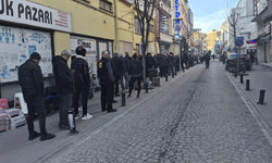 Eskişehir'de ilk iftar öncesi metrelerce kuyruk