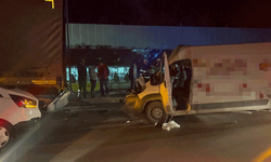 Eskişehir’de panelvan araç tıra ok gibi saplandı: 2 ağır yaralı