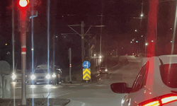 Eskişehir’de raylarda ilerleyen otomobil tehlikeye davetiye çıkardı