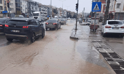 Eskişehir'de sağanak sonrası cadde göle döndü sürücüler zor anlar yaşadı