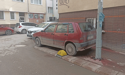 Eskişehir'de tepki çeken görüntü: Kaldırıma park etti, engelli rampasını kapattı!