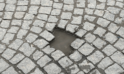 Eskişehir’de yaya yolunda onarım bekleyen nokta