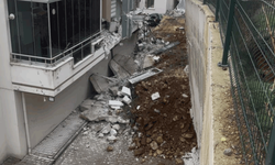 Gaziantep’te sitenin istinat duvarı araçların üzerine çöktü