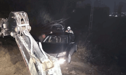 Hatay Belen’de toprak kaymasıyla mahsur kalan araç kurtarıldı