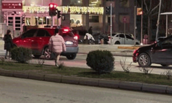 Hem kendi hayatlarını hem sürücülerin hayatını tehlikeye atıyorlar