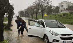 İzmir'de yollar göle döndü, mahsur kalanları zabıta sırtında taşıdı