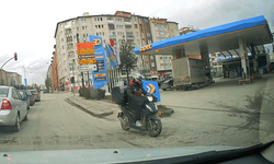 Kuryeden akılalmaz hareket: Ters yönde metrelerce ilerledi