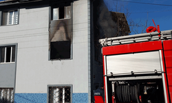 Kütahya'da 3 katlı binada çıkan yangın büyük hasara yol açtı
