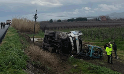 Manisa'da  çekiciden savrulan kamyon şarampole uçtu