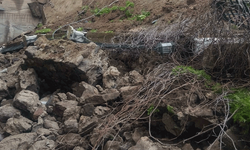 Manisa'da sağanak yağmur okulun istinat duvarını yıktı