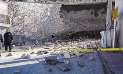 Niğde Kalesi'nde çöken istinat duvarının molozu kaldırılıyor