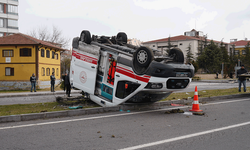 Niğde'de ambulansla hafif ticari araç çarpıştı: 3 sağlık görevlisi yaralandı