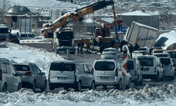 Van'da tır kazasında uzun araç kuyruğu oluştu