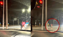 Eskişehir’de kurye kırmızı ışık ihlaliyle kazaya davetiye çıkardı