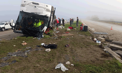 Adana'da yolcu otobüsü devrildi: 2 ölü, 17 yaralı