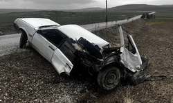 Afyon'da feci kaza: 2 otomobil çarpıştı, birisi ikiye bölündü