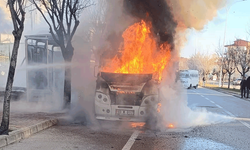 Afyon'da seyir halindeki minibüs alev aldı