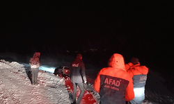 Ağrı’da tipi nedeniyle şarampole kayan araçtaki 2’si çocuk 4 kişi kurtarıldı