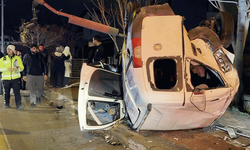 Aksaray'da hafif ticari araç takla attı: 2 ağır yaralı