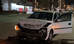 Aksaray'da kırmızı ışıkta bekleyen otomobile arkadan çarptı: 1 yaralı