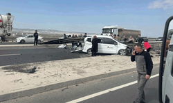 Ankara’da korkutan kaza: Otomobil bariyerlere ok gibi saplandı