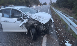 Antalya’da 3 araç birbirine girdi: 2 yaralı