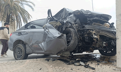 Antalya'da çarpışan iki araçtan biri üst geçidin ayaklarına çarptı: 1 ağır yaralı