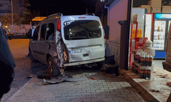 Antalya'da ehliyetsiz sürücü önce kaza yaptı, ardından markete girdi