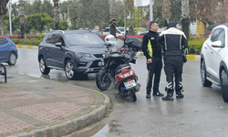 Antalya'da elektrikli bisiklet sürücüsünü yola savuran kaza kamerada