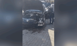 Antalya'da iki otomobil kavşakta çarpıştı