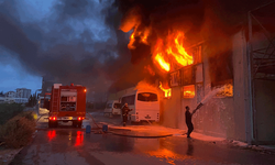 Antalya'da inşaat malzemeleri deposunda korkutan yangın
