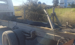 Antalya'da muz yüklü kamyonun kasası yola savruldu