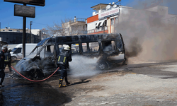 Antalya'da park halindeki servis ve otomobil alev alev yandı