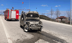 Bilecik'te kontrolden çıkan otomobil refüje çarptı: Sürücü ucuz kurtuldu