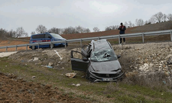 Bilecik'te kontrolden çıkan otomobil tarlaya savruldu