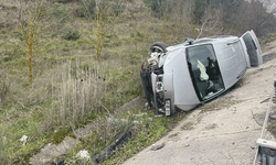 Bilecik'te otomobil şarampole devrildi: 2 yaralı