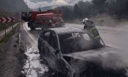Burdur'da seyir halindeyken yanan araç kullanılmaz hale geldi