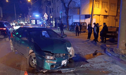 Bursa'da kontrolden çıkan otomobil direğe çarptı: 3 yaralı