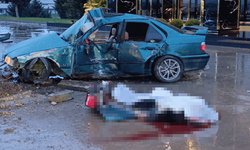 Bursa'da kontrolden çıkan otomobil reklam panosuna girdi: 1 ölü