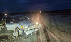 Çorum'da otomobil bariyerlere çarptı, 4 kişi yaralandı