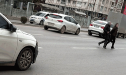 Cumhuriyet Bulvarı’nda kazaya davetiye çıkaran görüntü