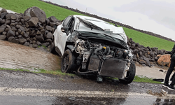 Diyarbakır'da bir otomobil takla attı: 2 yaralı