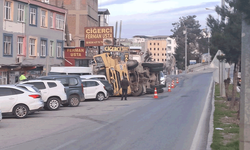 Diyarbakır'da devrilen tır park halindeki 7 araca çarptı