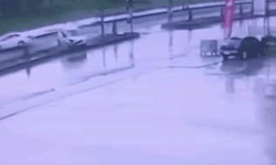 Diyarbakır’da trafik kazası güvenlik kamerasına yansıdı