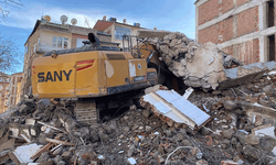 Elazığ'da ağır hasarlı binanın enkazı iş makinesinin üstüne yıkıldı