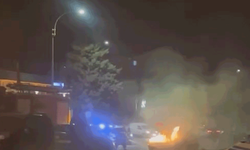 Elazığ'da alev alan aracı itfaiye ekipleri söndürdü