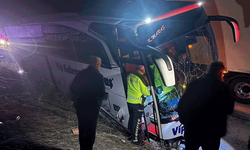 Erzincan’da kontrolden çıkan yolcu otobüsü bariyerlere çarptı